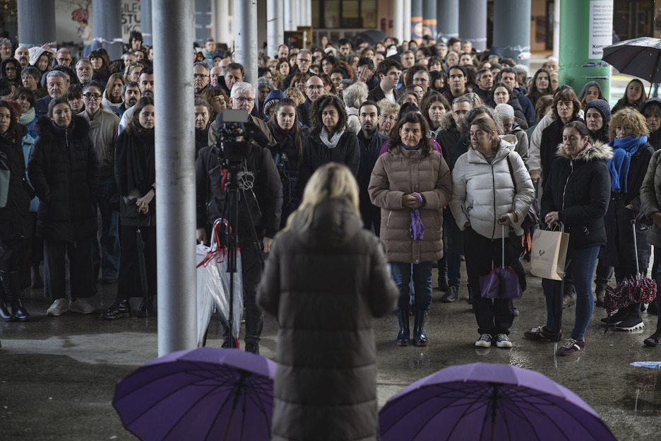 La vicerrectora del campus de Bizkaia de la EHU ha ofrecido un discurso. La vicerrectora del campus de Bizkaia de la EHU ha ofrecido un discurso.