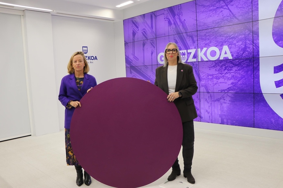 La diputada general de Gipuzkoa, Eider Mendoza, y la directora del Órgano Foral para la Igualdad, Nerea Isasi. La diputada general de Gipuzkoa, Eider Mendoza, y la directora del Órgano Foral para la Igualdad, Nerea Isasi.