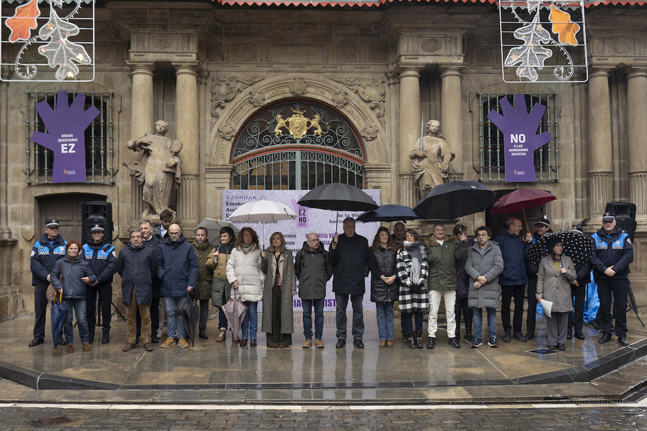 Representantes del Ayuntamiento de Iruñea, concentrados ante el edificio consistorial. Representantes del Ayuntamiento de Iruñea, concentrados ante el edificio consistorial.