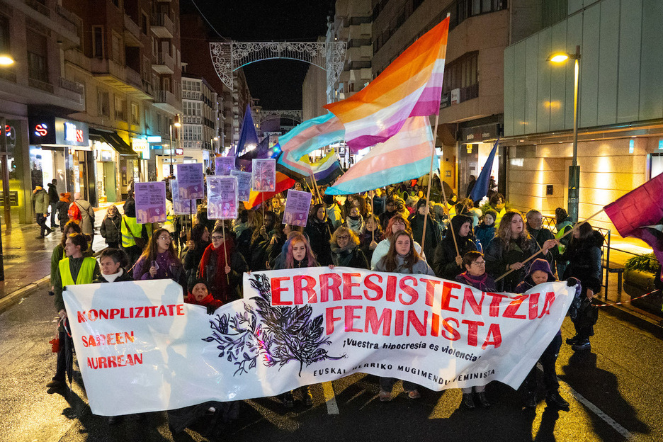 La colorida cabecera de la manifestación de Gasteiz. La colorida cabecera de la manifestación de Gasteiz.