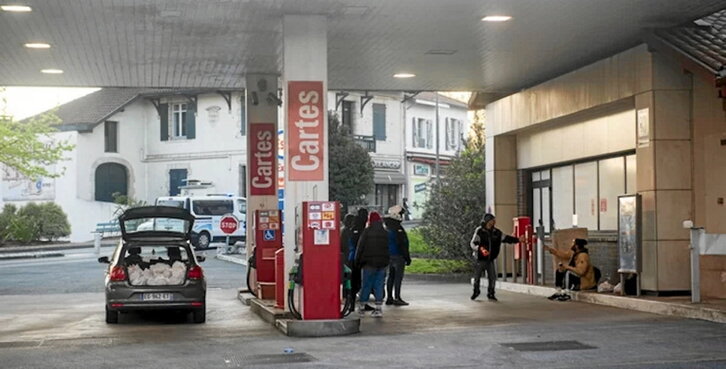 Merkatu karrikan aurkitu zuten gizona hilik.