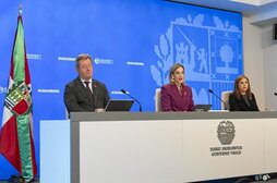 El consejero de Seguridad, Bingen Zupiria, presentó al Gobierno el plan de empleo y la nueva OPE.