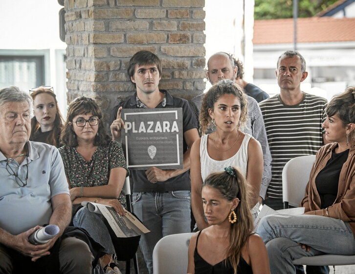 2023ko irailean aurkeztu zuten plazakideek Plazara, beste zenbait euskaltzalerekin batera.