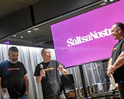 Hideki Matsuhisa explica el cómic de «SaltsaNostra» junto a Sergio Ortiz de Zarate.
