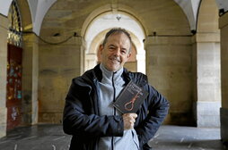 Jon Arretxe, atzo, liburua eskuan.