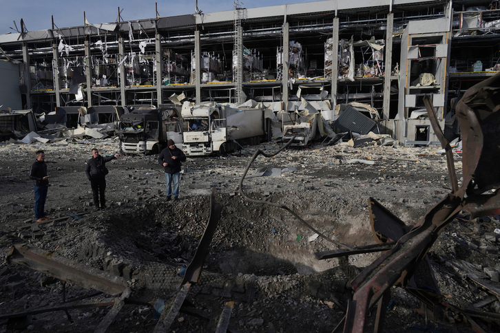  Centro logístico de un supermercado, tras el ataque ruso de la noche en Kiev. 