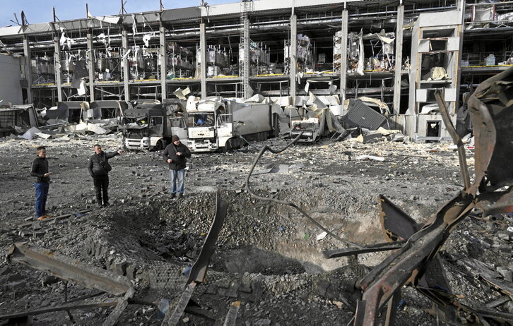 Centro logístico de un supermercado, tras el ataque ruso de la noche en Kiev.