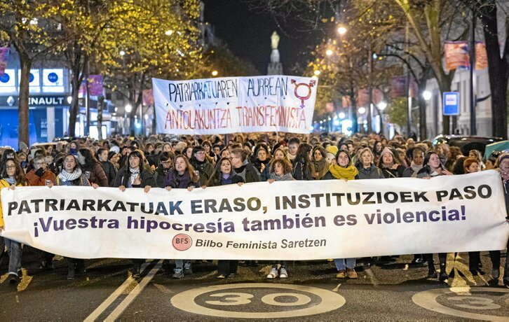 De izq. a dcha.: cabecera de la marcha de Bilbo, una manifestante en Gasteiz y la cabecera de la movilización en Baiona.