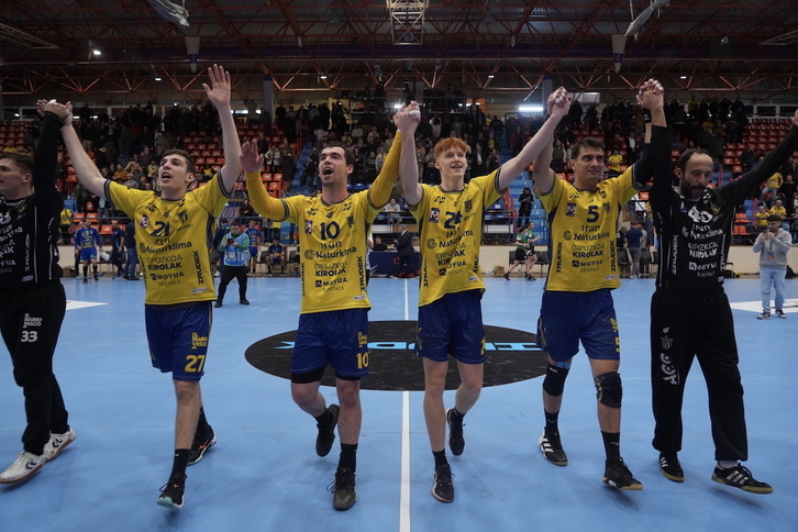 Los jugadores del Bidasoa celebran el pase a la 'maind round'.