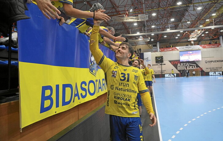 Gorka Nieto saluda al público tras lograr el pase a la «maind round».