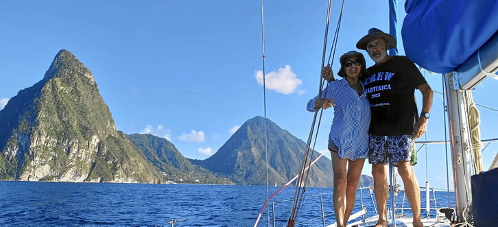 Natalia eta Armando, ‘Luzula’ ontziaren kubiertan, Les Pitons-en. (Armando Guilartek utzitakoa)