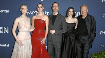 De izquierda a derecha, Elle Fanning, Renate Reinsve, Joachim Trier, Inga Ibsdotter Lilleaas y Stellan Skarsgard, el 5 de noviembre, en el estreno en Los Ángeles de «Valor sentimental».