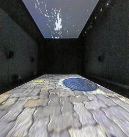 Instalación audiovisual incluida en la exposición «Entre miedos», del artista catalán Antoni Muntadas, que puede visitarse en el Museo Universidad de Navarra de Iruñea hasta marzo.