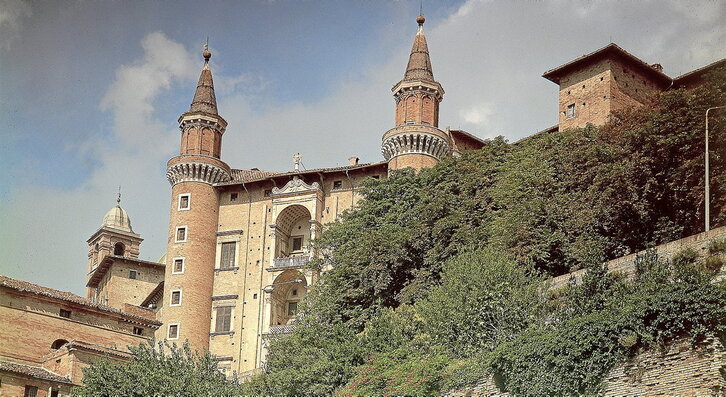 Urbinoko Dukearen jauregiaren alboko ikuspegia; bere lorategia hiri-egituretatik ezkutatuta dago, baina muinoetara irekita.