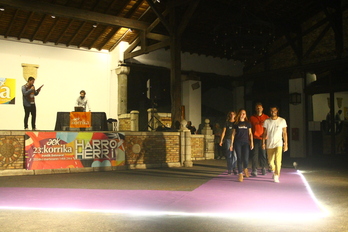 23. Korrikaren jantzien aurkezpen desfilea.