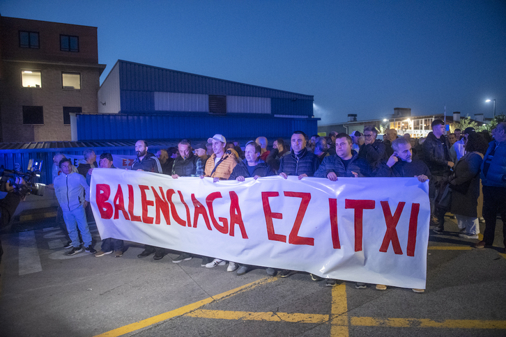 Movilización de trabajadores de Balenciaga contra el cierre de la planta, hace ahora un año.