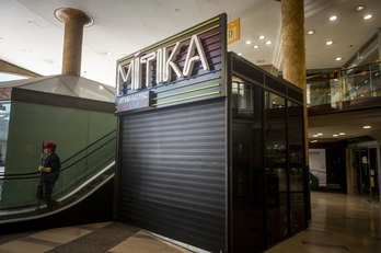 Acceso a la sala Mitika, en el Centro Comercial Dendaraba de Gasteiz.