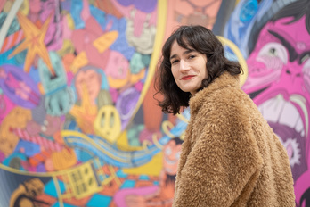 Raisa Álava ilustratzialea eta artista, aurkezpenean.