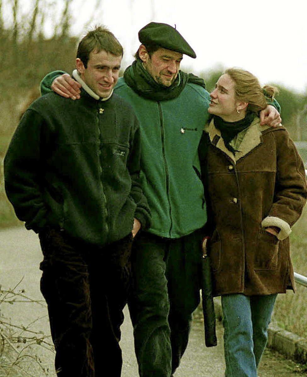 2000. urtean Egoitz eta Irati seme-alabekin, kartzela beretik libre atera zenean. (Jon Hernaez I FOKU)