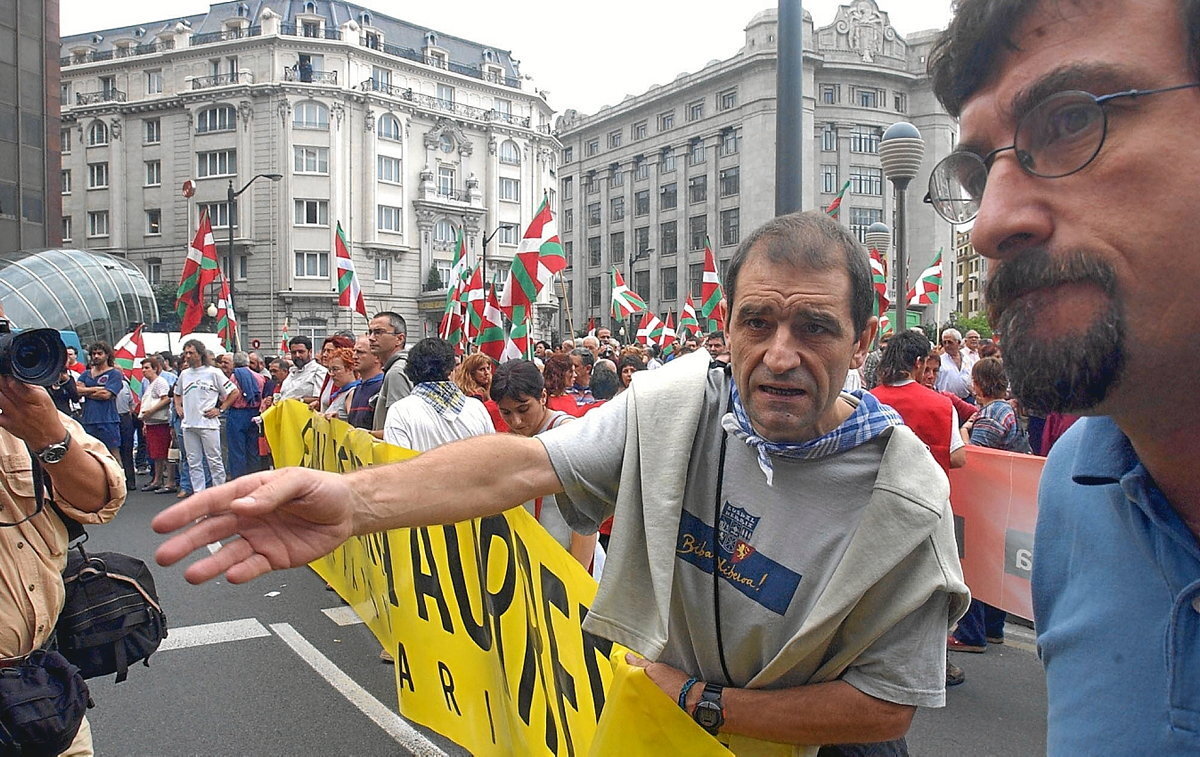 2002ko abuztua; Batasunaren manifestazioa Bilbon, «Faxismoari stop» lelopean. (Luis Jauregialtzo | FOKU)