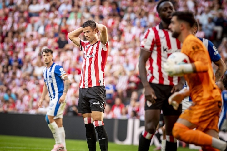 Guruzeta lamentándose de una ocasión ante el Alavés.