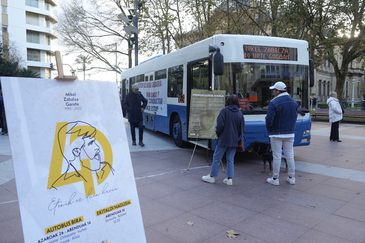 ‘Autobus bira’, Donostiako Bulebarrean. (Jon URBE/FOKU)