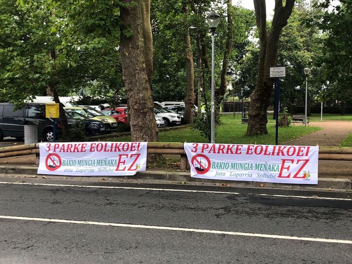 Pancartas de SOSollube contra los tres parques eólicos en Mungia.