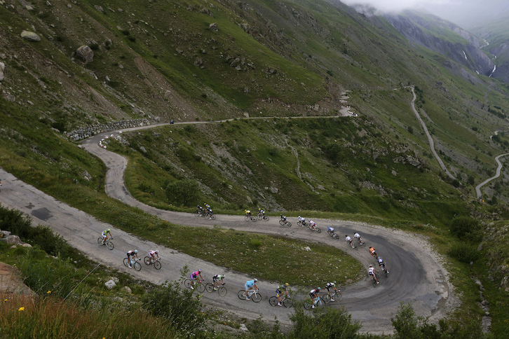 El pelotón del Tour, a su paso por el Col de Sarenne en la edición de 2013 con Christopher Froome líder de la ronda gala.