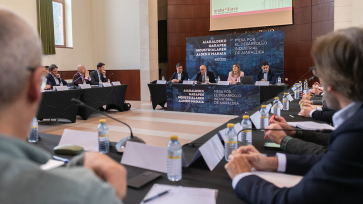 Reunión de la Mesa por el Desarrollo Industrial de Aiaraldea, celebrada en Amurrio.