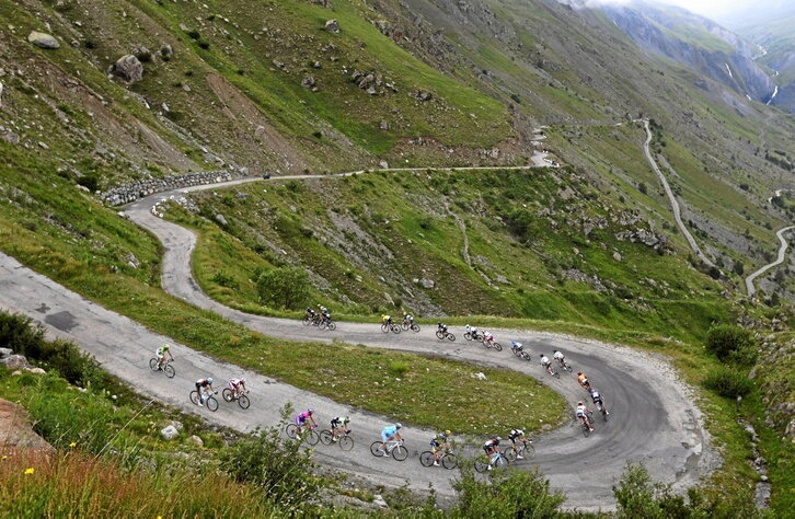 El pelotón del Tour, a su paso por el Col de Sarenne en la edición de 2013 con Christopher Froome líder de la ronda gala.
