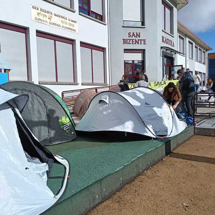 Kanpin dendak prest Oiongo San Bizente ikastolan.