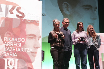 Rikardo Arregi Kazetaritza eta Komunikazio sarien irabazleak Andoiango ekitaldian.