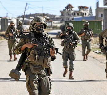 Soldados israelíes patrullan en la localidad cisjordana de Tubas.