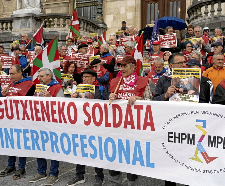 Concentración de pensionistas para mostrar su rechazo al veto de PNV y PSE a la ILP.