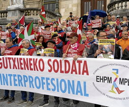 Concentración de pensionistas para mostrar su rechazo al veto de PNV y PSE a la ILP.