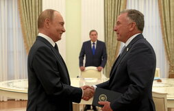 Vladimir Putin, el pasado agosto, con el enviado de la Casa Blanca, Steve Witkoff, ahora en el punto de mira por la filtración.