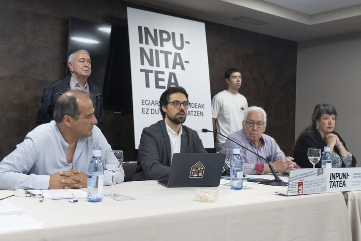 El abogado Peter Olivier en el centro, junto a representantes de GEBehatokia y familiares de Raúl Fuentes, tras el dictamen del CAT de la ONU.