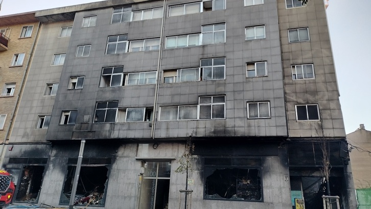 La avenida Marcelo Celayeta ha quedado cortada entre la calle Garde y la carretera de Antsoain a causa del incendio.