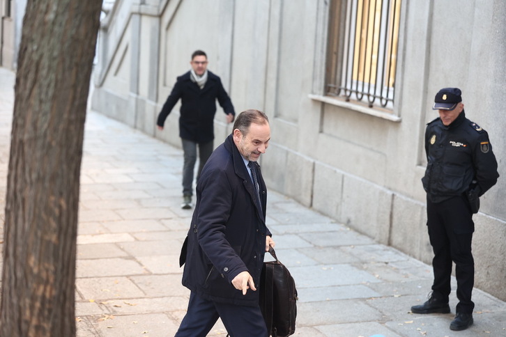 Ábalos, a su llegada al Supremo este jueves, con una mochila.