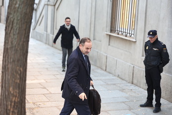 Ábalos, a su llegada al Supremo este jueves, con una mochila.