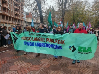 Movilización de ELA este jueves rodeando el Parlamento de Gasteiz.