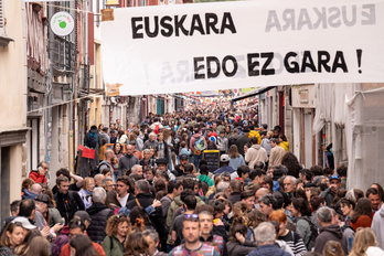 Irudian, euskararen aldeko mezuak Baionan, Korrikaren azken edizioan.