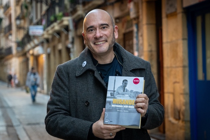 Mikel Soto, ondu berri duen liburua eskuan. 