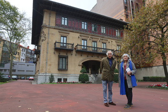 Maitena Iragorri y Pedro de la Sota posan ante el palacio Ibaigane.
