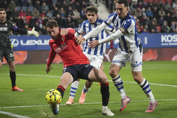 Oyarzabal porfía con Herrando en el Osasuna-Real del sábado pasado en El Sadar.