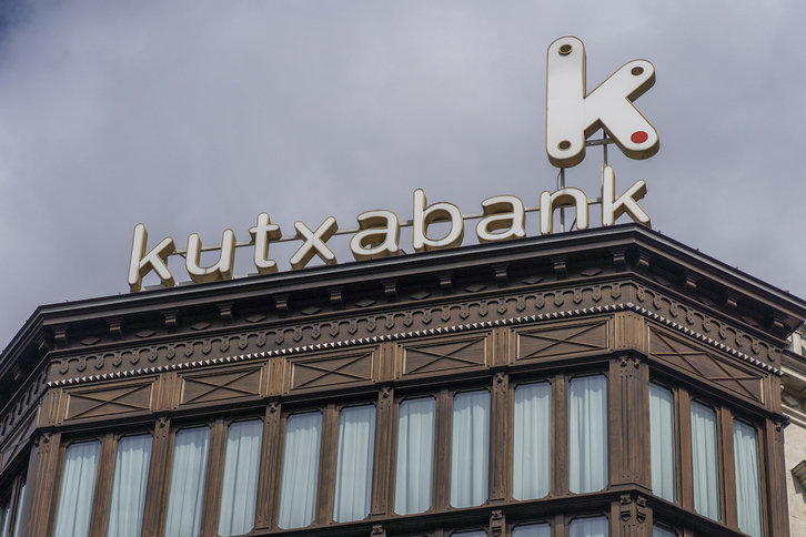 Detalle de la sede central de Kutxabank, en la Gran Vía, en Bilbo.
