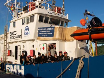 Tripulación de Aita Mari en el puerto de Sagunt.