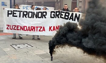 Trabajadores de Petronor protestan ante el juzgado tras 64 días de huelga.