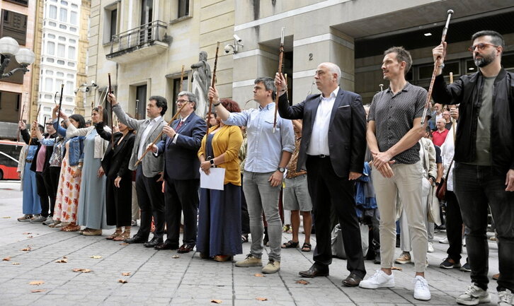 Alkate eta udal hautetsiak, uztailean Bilbon egindako protesta ekitaldian.