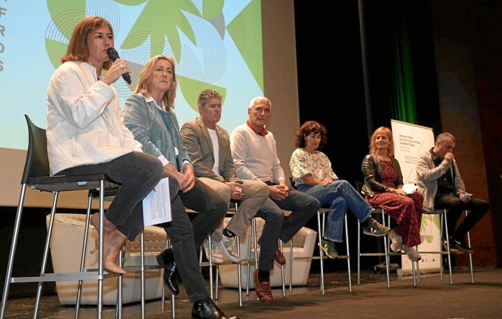 Azpeitiko alkatea, Nagore Alkorta, euskararen erakundeetako ordezkarien ondoan.